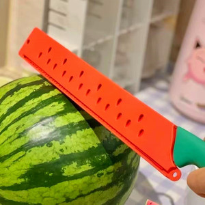 Cuchillo dentado para sandía, un popular cuchillo grande para cortar frutas, se vende en línea. Es afilado y eficaz para frutas. - Product Image 4