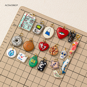 L'envie de jouir de la vie, à l'heure de la rétrogigue enfantine |   Pendentif en émail peint à la main en acier inoxydable plaqué or 18K PVD, imperméable, hypoallergénique, durable - Product Image 6