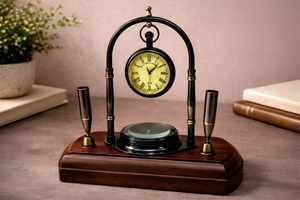 Organizador de Escritorio con Brújula Náutica Vintage, Reloj Redondo Colgante, Acabado en Latón Antiguo, Portaplumas Metálico, Base de Madera Decorativa - Product Image 4