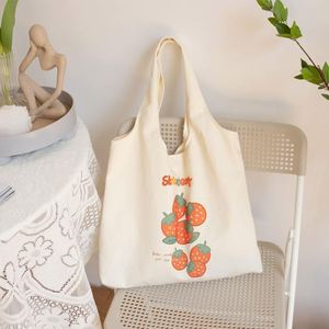 Sac fourre-tout personnalisable en toile de coton bio imprimé fraises, réutilisable, sac à bandoulière unique pour usage quotidien - Product Image 4