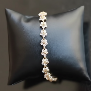 Bracelet Tennis minimaliste en forme de fleur d'or diamant Bracelet empilable Moissanite cadeau d'anniversaire romantique pour femme - Product Image 1