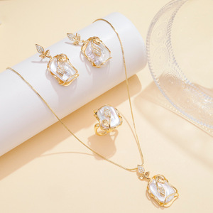 <span class=keywords><strong>Set</strong></span> di Gioielli da Sposa in Tre Pezzi, Placcato Oro con Perle Naturali d'Acqua Dolce, Anelli, Collane e <span class=keywords><strong>Orecchini</strong></span> - Product Image 1
