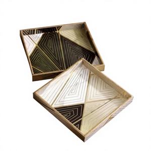 Ensemble de deux plateaux carrés en bois MDF classiques faits à la main avec un motif imprimé en émail - Vaisselle multifonctionnelle pour aliments et boissons - Product Image 1
