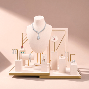 Ensemble de présentoirs à bijoux Zebopak en velours rose poudré et métal doré pour colliers, boucles d'oreilles, bagues, bracelets, vente en gros pour boutiques - Product Image 1