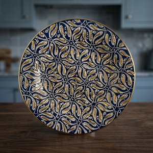 Assiette décorative en métal faite à la main, ronde, motif végétal oriental, bleu et or, peinte à la main - Product Image 5