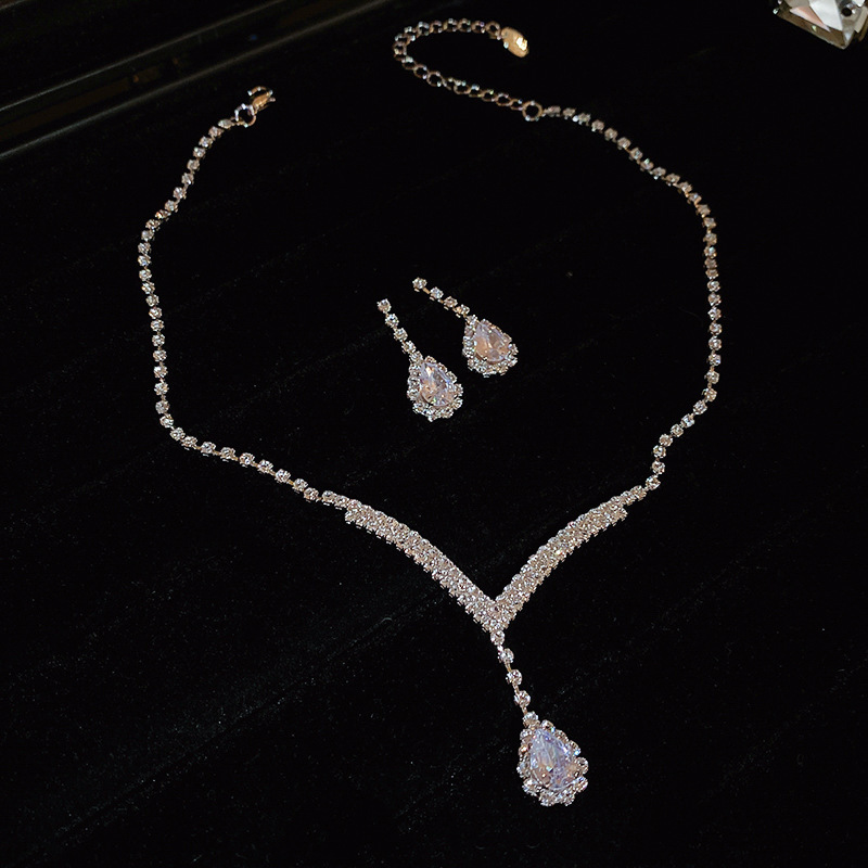 Ensemble de 82 pièces comprenant un collier et des boucles d'oreilles en forme de goutte d'eau en V.