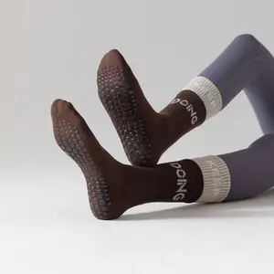 Spor kavrama pilates çorabı moda nervürlü pamuk kalın yastık mürettebat çorap unisex 2023 yetişkin kauçuk anti kayma ayak bileği pilates çorabı