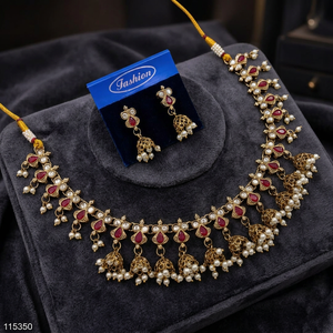 Conjunto nupcial chapado en oro: Collar choker, pendientes colgantes y tikka étnico de circonita. Última tendencia para bodas, compromisos y aniversarios. - Product Image 2