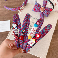 Nouveau Chouchou pour Enfants en Tissu à Motif Ours de Dessin Animé à Carreaux Rouges avec Nœud et Étiquette