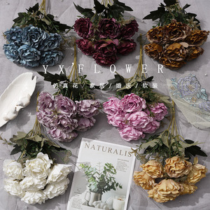 Yixuan 7 Têtes de Roses Artificielles en Soie pour Décorations de Mariage - Product Image 1