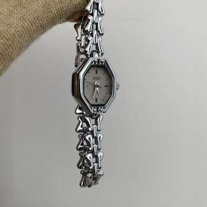 Montre pour femme tendance et polyvalente, design à épines gris argenté, vente <span class=keywords><strong>en</strong></span> <span class=keywords><strong>direct</strong></span> - Product Image 5