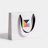 Sac cadeau en carton blanc de qualité supérieure, impression couleur personnalisée, sac en papier écologique avec poignée en ruban pour l'emballage des boutiques de cosmétiques