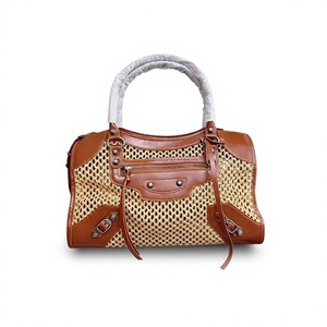 Borsa a tracolla da donna vintage in rafia e pelle patchwork, stile motociclista, estiva, intrecciata traforata, con rivetti e nappe, borsa a spalla tote - Product Image 5
