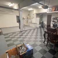 Dalles de sol en vinyle emboîtables antidérapantes colorées 2026 pour usage intérieur dans les ateliers de detailing automobile et les ateliers de travail