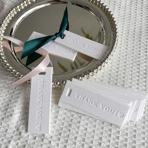 En stock – Étiquettes volantes en coton 9x3cm avec logo gaufré « MERCI » pour vêtements et cadeaux – Accepte la conception personnalisée - Product Image 4