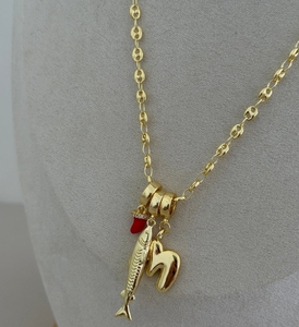 Collar de Moda con Triple Colgante Inicial Chapado en Oro de 18K y Cadena de Nariz de Cerdo - Product Image 4