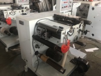Machine automatique de découpe, de laminage et de refendage de rouleaux d'étiquettes, machine de refendage de rouleaux d'étiquettes adhésives