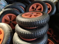 Pneu et roue gonflables pneumatiques en caoutchouc