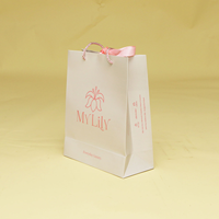 Sac en carton rose personnalisé de luxe avec logo imprimé pour magasin de vêtements, emballage cadeau avec ruban, matériaux recyclés
