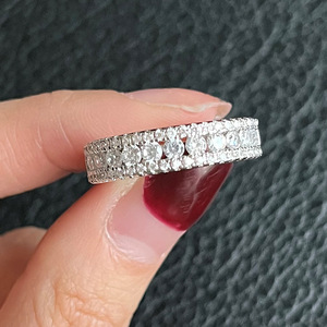Anello con Tre File di Zirconi Micro Pavé per Donne, Gioiello da Dito Classico e alla Moda - Product Image 6