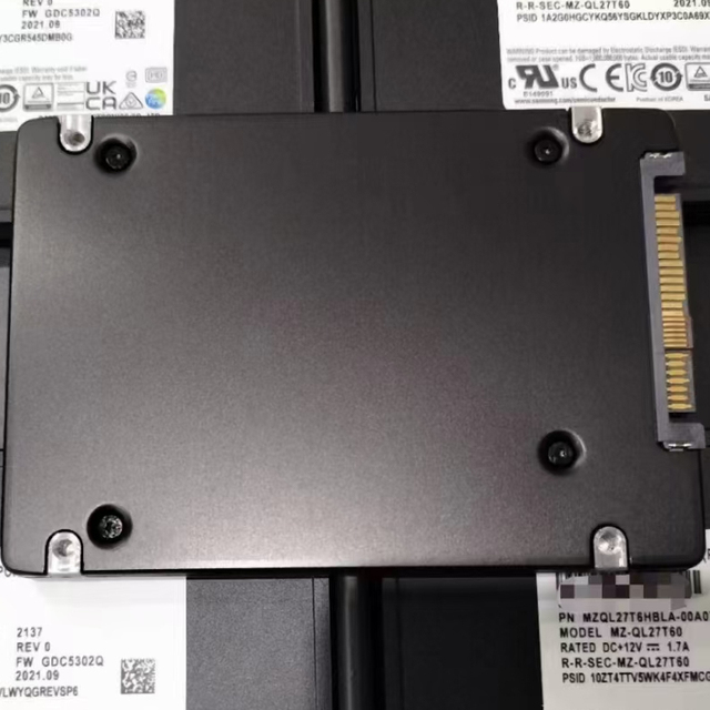 MZ-QL27T600 PM9A3 NVMe U.2 7.68TB Enterprise SSD Server SSD
