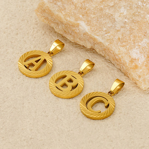 Colgante Circular con Iniciales |   Colgante con Inicial del Alfabeto con Textura de Rayos de Sol, Chapado en Oro de 18K PVD, Acero Inoxidable |   Impermeable e Hipoalergénico - Product Image 1