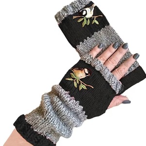 Manoplas elásticas de punto para mujer con bordado de libélula - Compatibles con pantalla táctil, cálidas y sin dedos para salir - Product Image 1