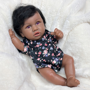 Muñeca bebé de simulación con cabello rizado de 12 pulgadas y ropa floral, muñeca reencarnada, muñeca de piel negra afroamericana - Product Image 1