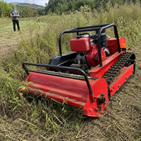 Tondeuse à fléaux sur chenilles télécommandée avec 32 lames pour l'entretien des terrains municipaux et la coupe de l'herbe haute