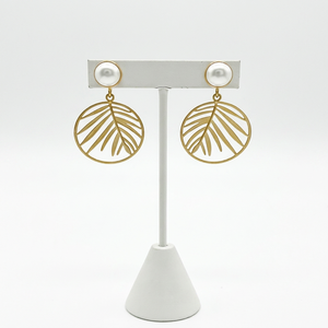 Boucles d'oreilles créoles dorées en forme de feuille avec perle pendante, bijoux d'oreille vintage tendance pour femme, idéales pour les fêtes et mariages - Product Image 1