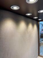 Vitrine de Luxe Intelligente Personnalisée avec Écran LED en Verre Trempé pour Bijoux, Idéale pour les Magasins de Détail Modernes et les Centres Commerciaux