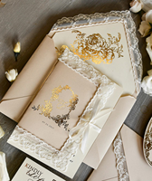Suite d'invitations de mariage vintage beige en dentelle avec détails floraux dorés, carte ovale, carte RSVP avec code QR et enveloppe à nœud en dentelle