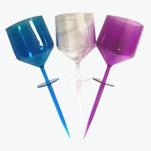 Farbiges schwimmendes Strandwein-Plastik glas