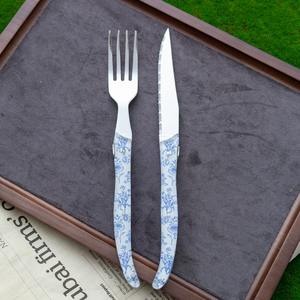 Vente directe d'usine de couteaux et fourchettes à steak de luxe en acier inoxydable avec manches en acrylique imprimées « Northern Poetry ». - Product Image 5