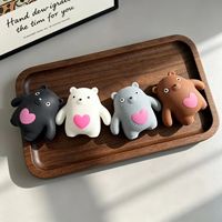 Jouet sensoriel anti-stress en TPR souple en forme d'ours mignon avec cœur rose à presser