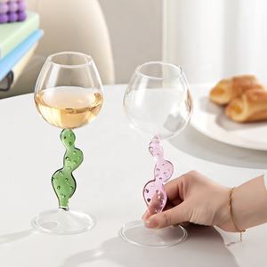 Copas de Vino Tinto y Cócteles de Vidrio Borosilicato Soplado a Mano, con Diseño 3D de Cactus del Oásis del Desierto, en Colores Rosa, Verde, Azul y Ámbar, de Tallo Alto - Product Image 4