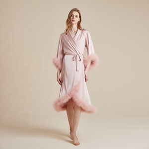 I pigiami in raso di fascia alta per la primavera presentano uno stile puro e sensuale in seta di ghiaccio <span class=keywords><strong>con</strong></span> <span class=keywords><strong>polsini</strong></span> e orli staccabili in piuma - Product Image 6