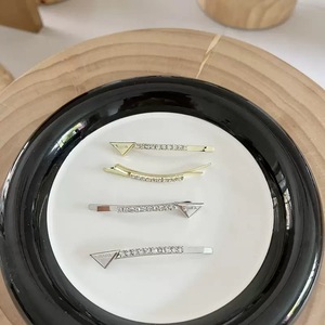 2025 nóng bán New Arrival Thiết kế thời trang phụ kiện tóc Hợp kim tam giác tóc clip cho cô gái - Product Image 1