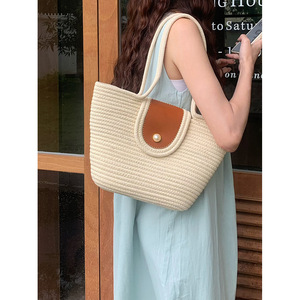 กระเป๋าโท้ทสานชายหาดสไตล์วันหยุด สีเบจและสีน้ำตาลอ่อน ทอจากฟาง พร้อมตัวล็อคแม่เหล็ก สำหรับฤดูร้อนปี 2023 ใช้ได้ทุกวันสำหรับผู้หญิง - Product Image 1
