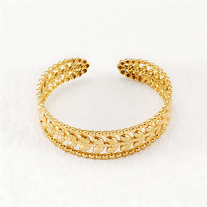 Bracelet manchette en acier titane ajouré à feuilles gaufrées pour femme, électroplaqué, bijoux de mode pour le bureau et la carrière, vente en gros pour fabricants - Product Image 4