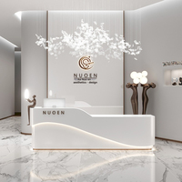 Comptoir de caisse simple et moderne pour magasin de vêtements, réception de salon de beauté, peinture
