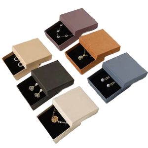 Caja de Regalo de Joyería Portátil Cuadrada de Lujo Beige con Logotipo Personalizado para Pulsera, Pendientes, Anillo, Collar y Colgante - Product Image 1