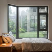 Ventana Abatible de Aluminio con Marco Negro y Barras Coloniales de HUACAI, para Casas de Campo Modernas