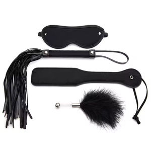 Kit de Bondage pour Adultes Jouets Sexuels SM Jouets de Taquinage et de Frappe Raquette Fouet Masque pour les Yeux Plume Ensemble Quatre Pièces Étanche Haute Qualité - Product Image 1