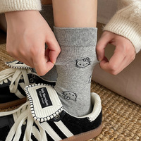 Vente en gros de chaussettes pour filles, style automne-hiver, mignonnes, mi-mollet, polyvalentes, chaussettes sans os