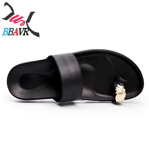 Sandalias de Cuero Genuino para Hombre con Diseño de Punta Metálica - Chanclas Transpirables para el Verano 2025 - Product Image 1