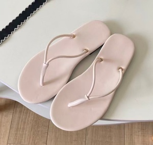 Chanclas de piel de cordero color rosa nude para verano, con tiras finas y sencillas, estilo casual para vacaciones, con suela en forma de V - Product Image 2