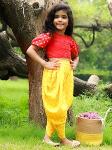 Twisha Ensemble haut à épaules dénudées et pantalon dhoti imprimé rouge et jaune pour filles, tenue de fête pour enfants (6 mois - 14 ans) - Product Image 3
