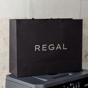Bolsas de compras de papel grueso de 250 g con su propio logotipo, bolsa de regalo de lujo de papel kraft blanco para ropa - Product Image 2