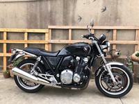 Hondaa CB1100 - une moto de rue rétro à quatre cylindres par Hondaa